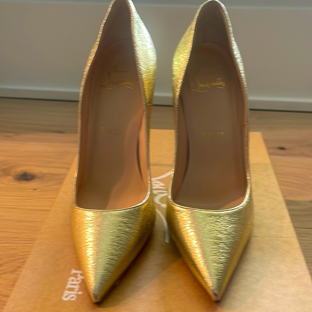 AUTHENTIC Christian Louboutin SoKate Gold leather pump 36.5